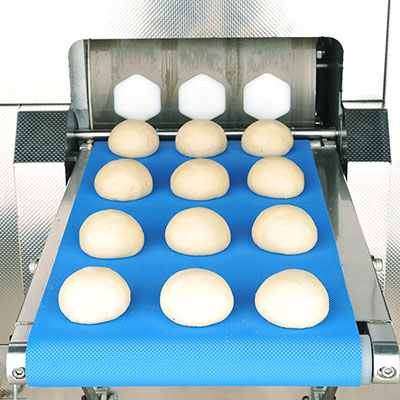 Шарики из теста имеют одинаковый вес и размещаются упорядоченными рядами, что упрощает последующий процесс. Точность взвешивания составляет ± 1 г.